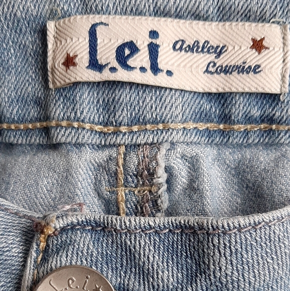 Lowrise cutoff jean shorts with floral detailing - Picture 3 of 4